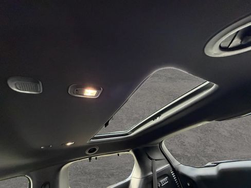 Used 2019 Chrysler Pacifica Limited w/ Advanced Safetytec Group FWD image 46