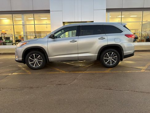 Used 2017 Toyota Highlander XLE image 2