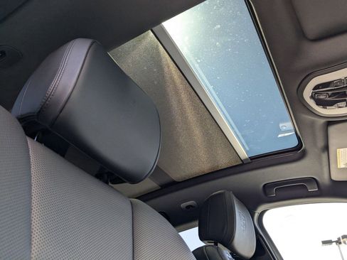 Certified 2025 Porsche Macan image 28