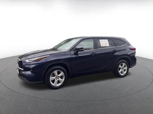 Used 2025 Toyota Highlander LE FWD image 6