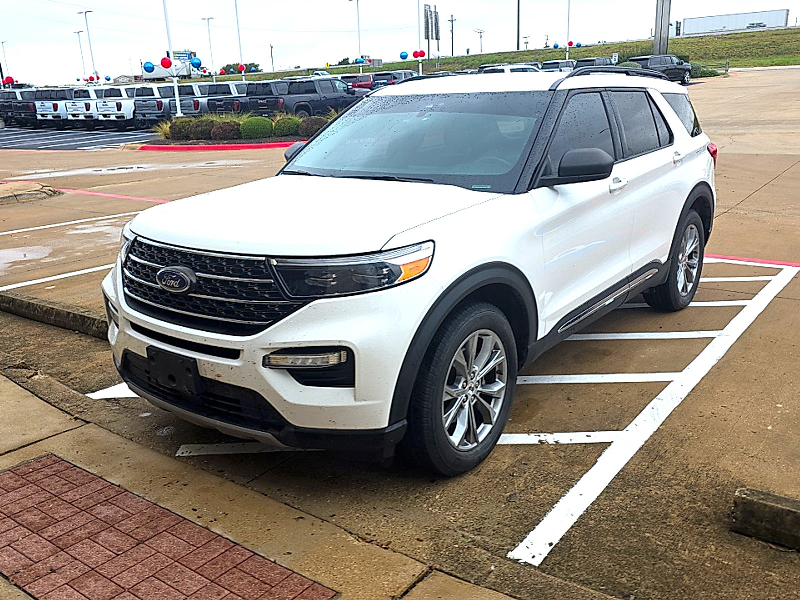 Used 2022 Ford Explorer XLT w/ Equipment Group 202A AWD/4WD image 2