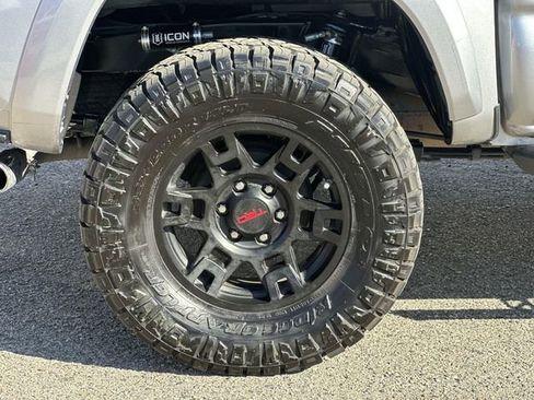 Used 2018 Toyota Tacoma TRD Sport w/ Technology Package image 30