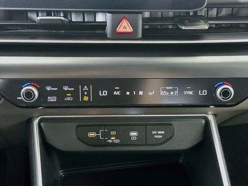 Used 2026 Kia Carnival FWD image 24