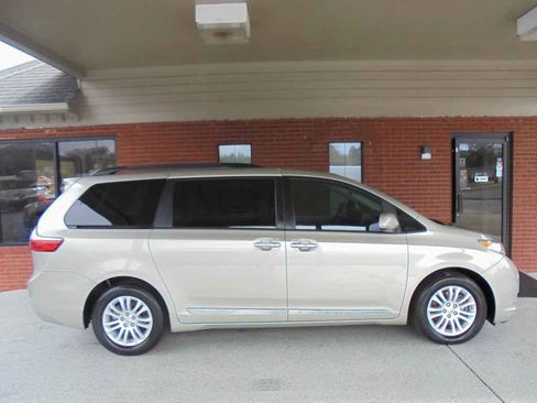 Used 2017 Toyota Sienna XLE Premium image 2