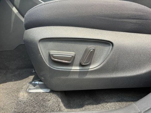 Used 2025 Toyota Highlander LE FWD image 18