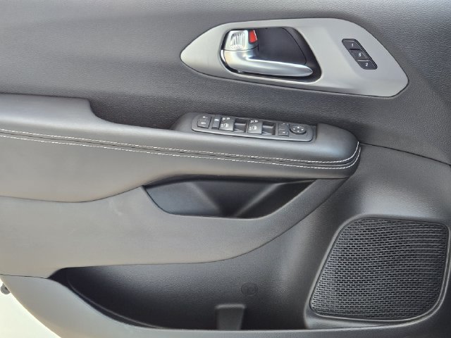 New 2027 Chrysler Pacifica Select FWD image 17