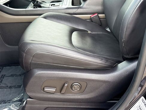 Used 2025 Kia Carnival FWD image 19