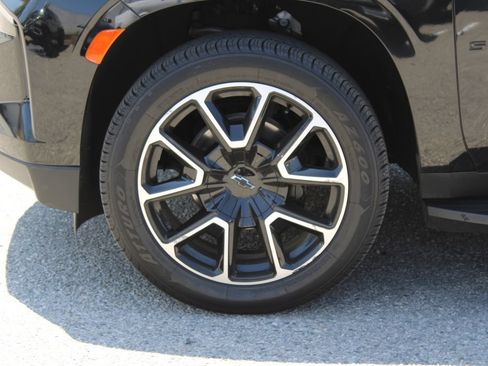 Used 2024 Chevrolet Suburban RST RWD image 8