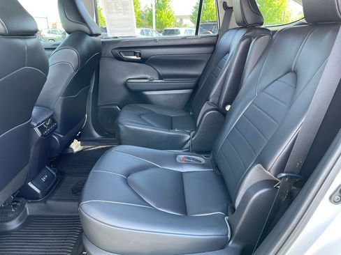 Used 2023 Toyota Highlander XLE AWD/4WD image 14
