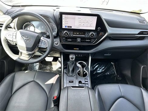 Used 2024 Toyota Highlander XLE image 16