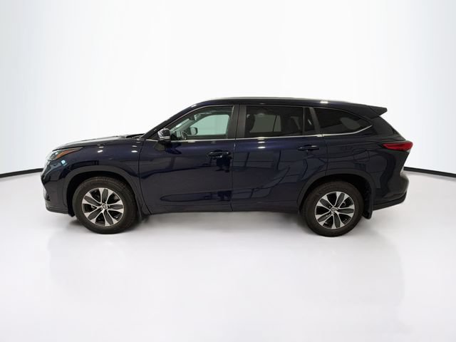 Used 2023 Toyota Highlander XLE AWD/4WD image 4