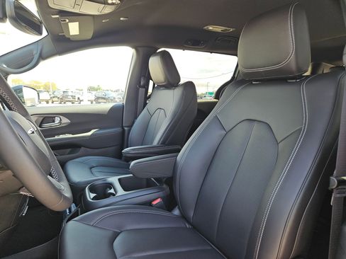 New 2026 Chrysler Pacifica Select image 12