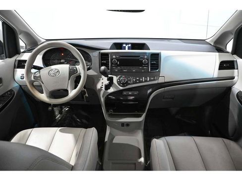 Used 2014 Toyota Sienna LE image 22