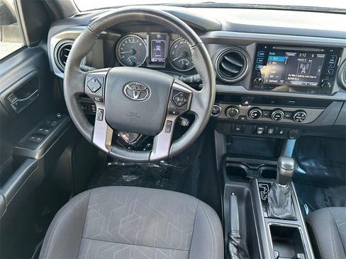 Used 2018 Toyota Tacoma TRD Sport image 17