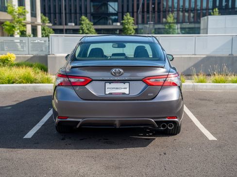 Used 2018 Toyota Camry SE w/ Convenience Package FWD image 7