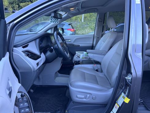 Used 2019 Toyota Sienna XLE w/ XLE Navigation Package AWD/4WD image 6