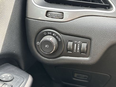 Used 2019 Jeep Cherokee Latitude Plus AWD/4WD image 23