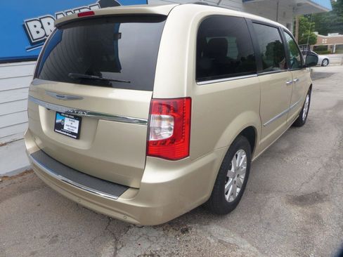 Used 2011 Chrysler Town & Country Touring-L w/ Entertainment Group #2 FWD image 5