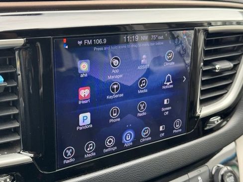 Used 2017 Chrysler Pacifica Touring FWD image 2