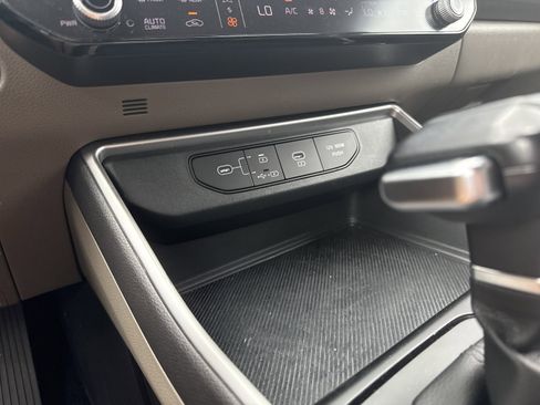 Used 2025 Kia Carnival FWD image 19
