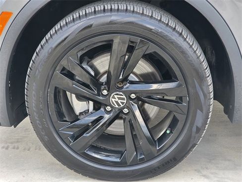 Used 2024 Volkswagen Tiguan SE R-Line image 12