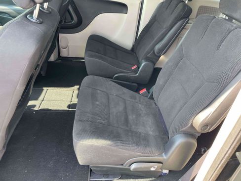 Used 2018 Dodge Grand Caravan SE w/ UConnect Hands-Free Group FWD image 12