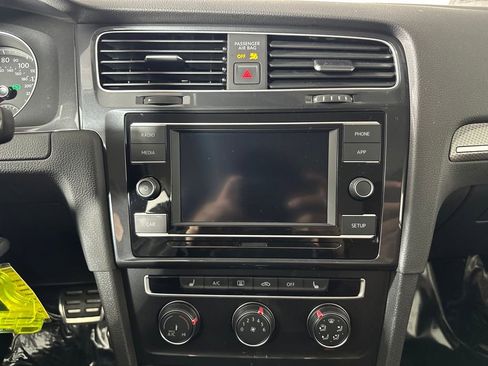 Used 2019 Volkswagen Golf Alltrack S image 18