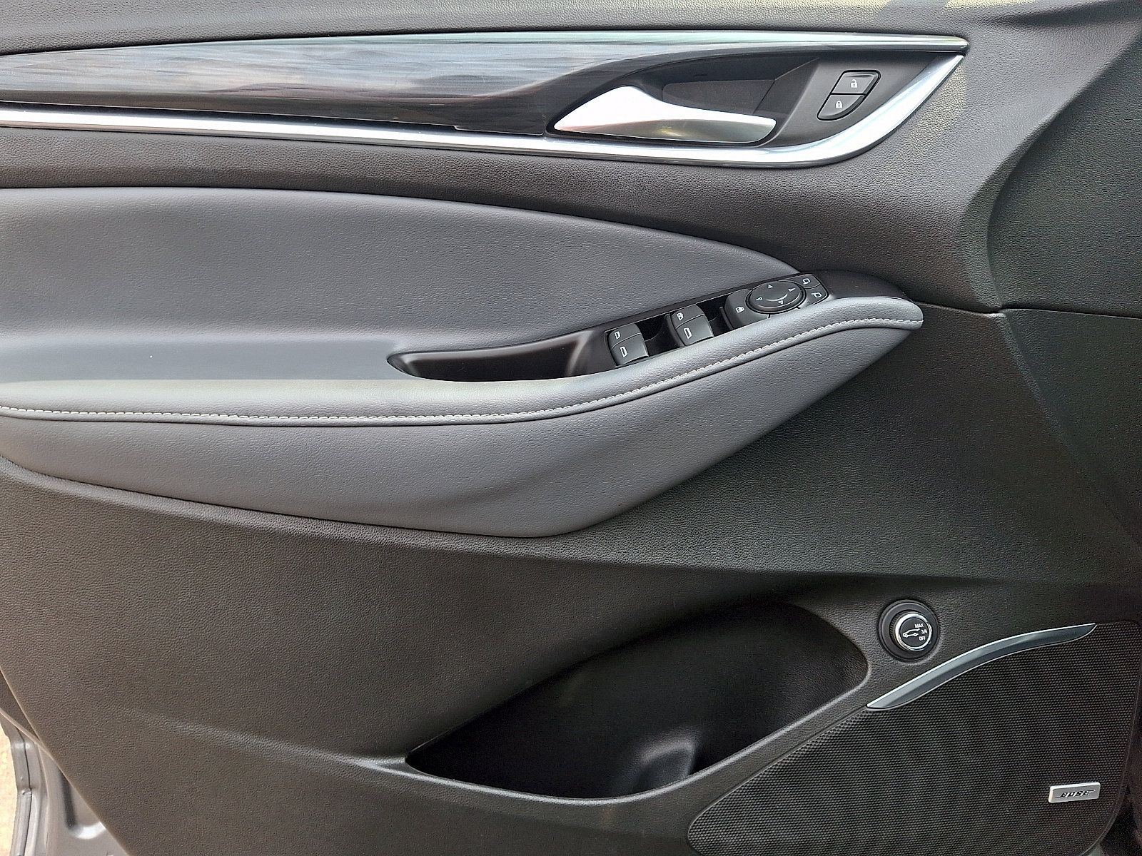 Used 2020 Buick Enclave Essence w/ Sound and Sites Package FWD image 15