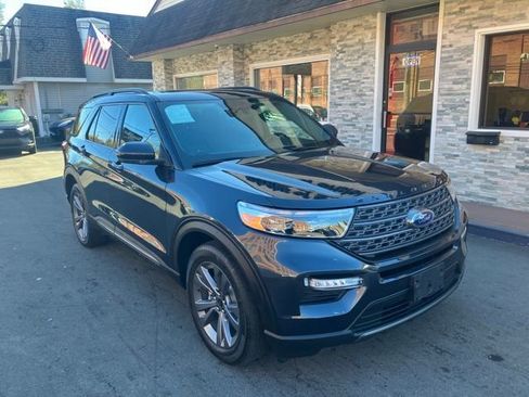 Used 2022 Ford Explorer XLT w/ Equipment Group 202A AWD/4WD image 3
