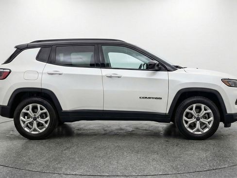 Used 2025 Jeep Compass Latitude image 11