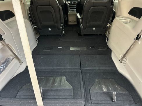 Used 2024 Chrysler Pacifica Touring-L image 15