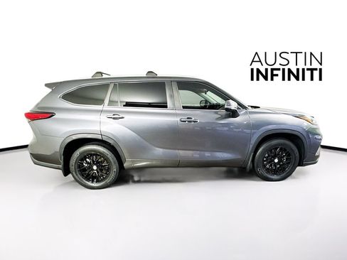 Used 2023 Toyota Highlander XLE FWD image 8