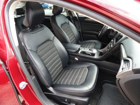 Used 2017 Ford Fusion SE w/ Equipment Group 201A FWD image 8