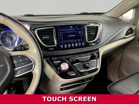 Used 2018 Chrysler Pacifica Limited w/ Tire & Wheel Group FWD image 9