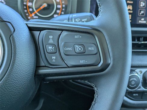 Used 2025 Jeep Wrangler Unlimited Sahara w/ Safety Group AWD/4WD image 27