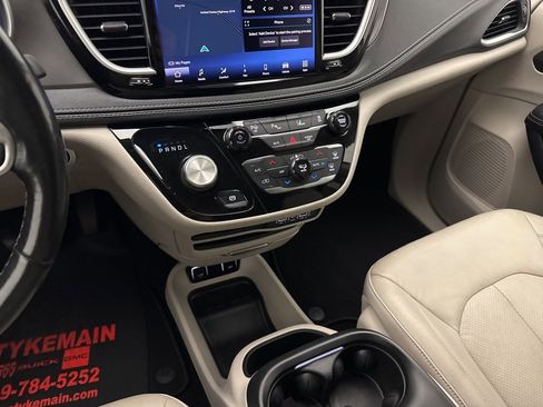 Used 2021 Chrysler Pacifica Touring-L image 21