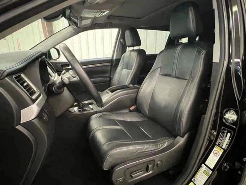 Used 2018 Toyota Highlander SE image 3