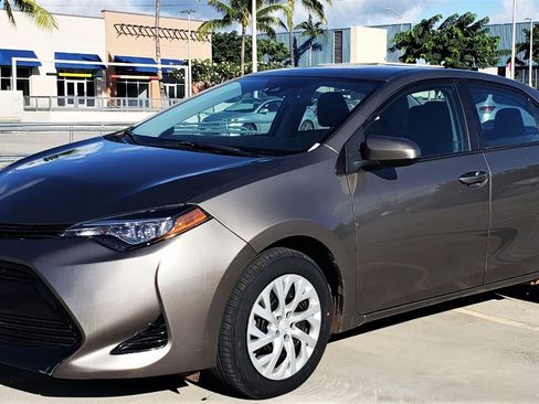 Used 2018 Toyota Corolla LE FWD image 1