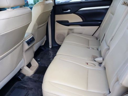 Used 2018 Toyota Highlander XLE image 11