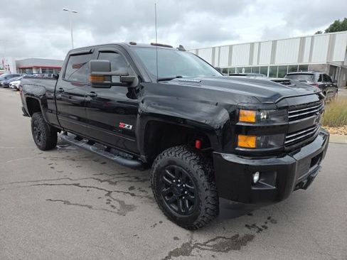 Used 2019 Chevrolet Silverado 2500 LT w/ Midnight Edition AWD/4WD image 3