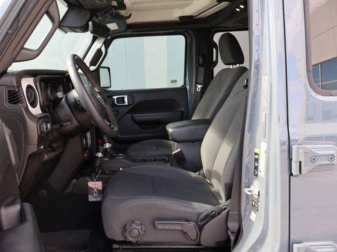 Used 2024 Jeep Gladiator Sport AWD/4WD image 8