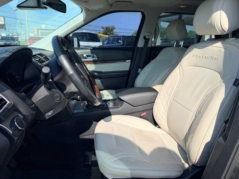 Used 2017 Ford Explorer Platinum AWD/4WD image 4
