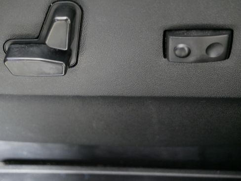 Used 2014 Chrysler Town & Country Touring-L image 20