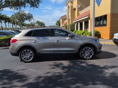 Used 2018 Lincoln MKX Reserve w/ Driver Assistance Package FWD image 3