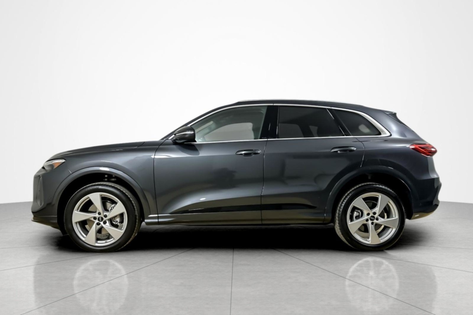 Used 2025 Audi Q5 Premium Plus w/ Premium Plus AWD/4WD image 2