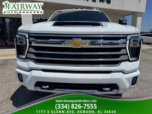 Used 2025 Chevrolet Silverado 2500 High Country w/ Technology Package AWD/4WD image 3