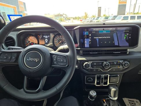 Used 2025 Jeep Gladiator Sport AWD/4WD image 10