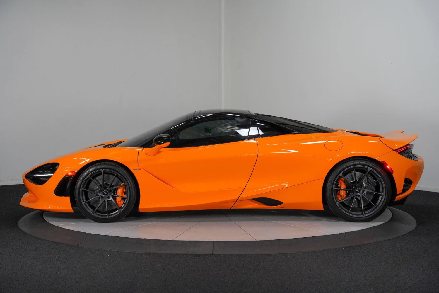 Used 2024 McLaren 750S Spider RWD image 7