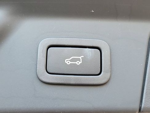 Used 2022 Land Rover Range Rover Velar S image 10