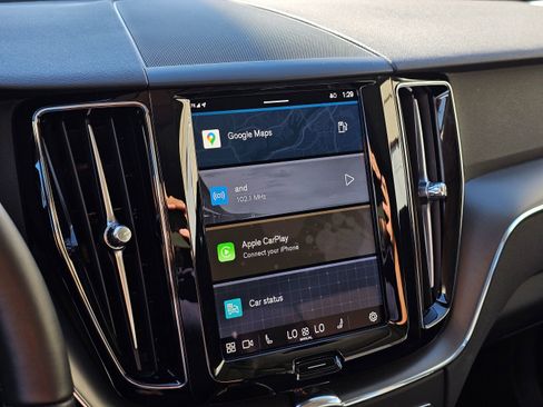 Used 2025 Volvo XC60 B5 Core image 13